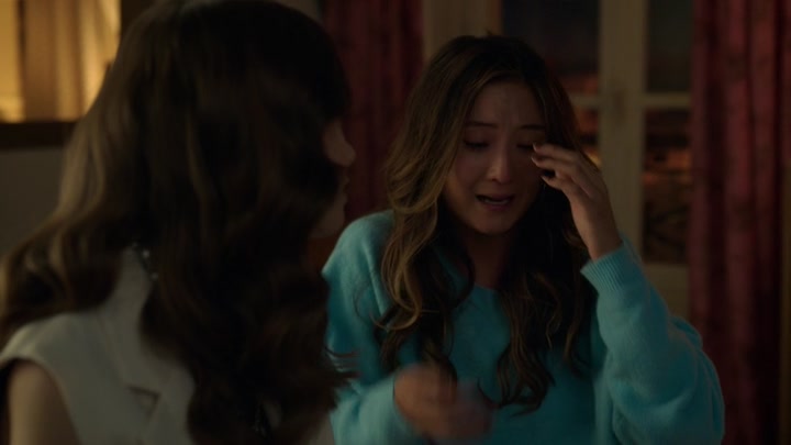 Emily_in_Paris_S02E09_WEBRip_x264-ION10_1386.jpg