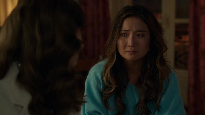 Emily_in_Paris_S02E09_WEBRip_x264-ION10_1412.jpg