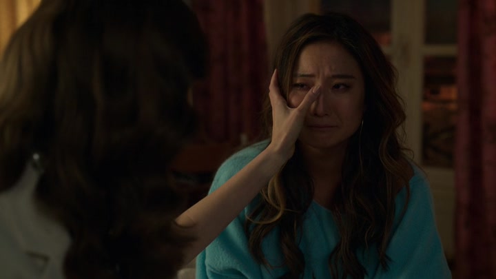 Emily_in_Paris_S02E09_WEBRip_x264-ION10_1414.jpg