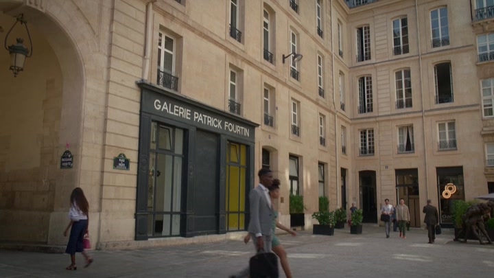 Emily_in_Paris_S02E09_WEBRip_x264-ION10_1431.jpg