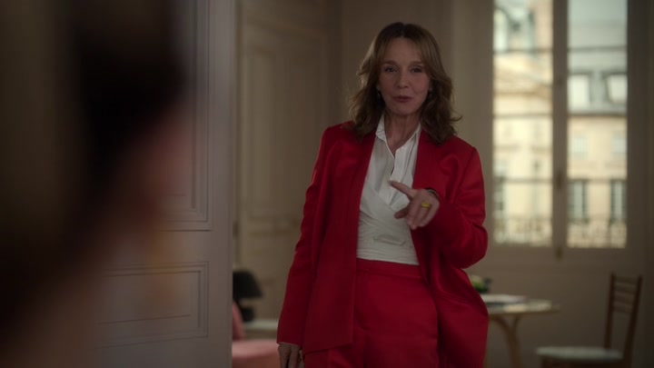 Emily_in_Paris_S02E09_WEBRip_x264-ION10_1460.jpg