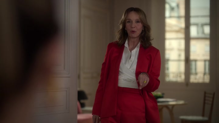 Emily_in_Paris_S02E09_WEBRip_x264-ION10_1462.jpg