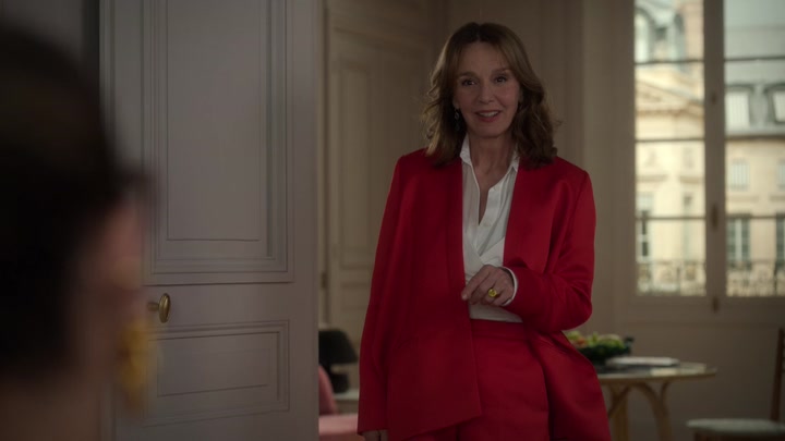 Emily_in_Paris_S02E09_WEBRip_x264-ION10_1466.jpg