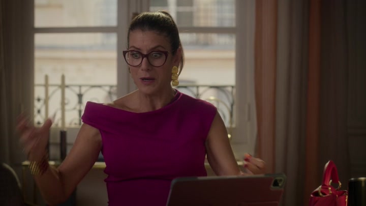 Emily_in_Paris_S02E09_WEBRip_x264-ION10_1478.jpg