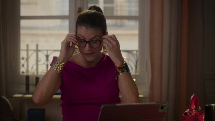 Emily_in_Paris_S02E09_WEBRip_x264-ION10_1479.jpg