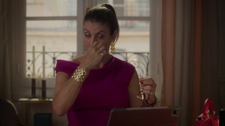 Emily_in_Paris_S02E09_WEBRip_x264-ION10_1485.jpg