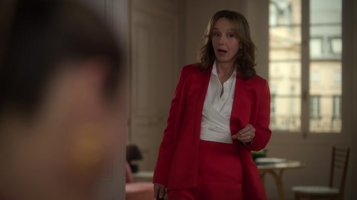 Emily_in_Paris_S02E09_WEBRip_x264-ION10_1486.jpg