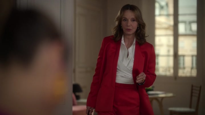 Emily_in_Paris_S02E09_WEBRip_x264-ION10_1488.jpg