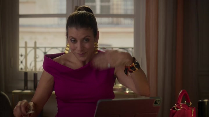 Emily_in_Paris_S02E09_WEBRip_x264-ION10_1492.jpg
