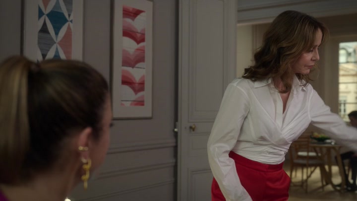 Emily_in_Paris_S02E09_WEBRip_x264-ION10_1512.jpg