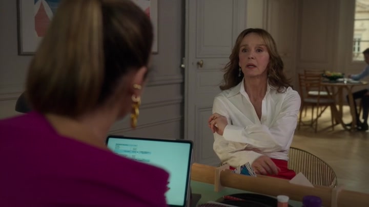 Emily_in_Paris_S02E09_WEBRip_x264-ION10_1516.jpg