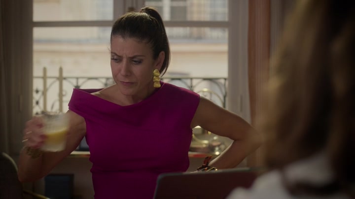 Emily_in_Paris_S02E09_WEBRip_x264-ION10_1556.jpg