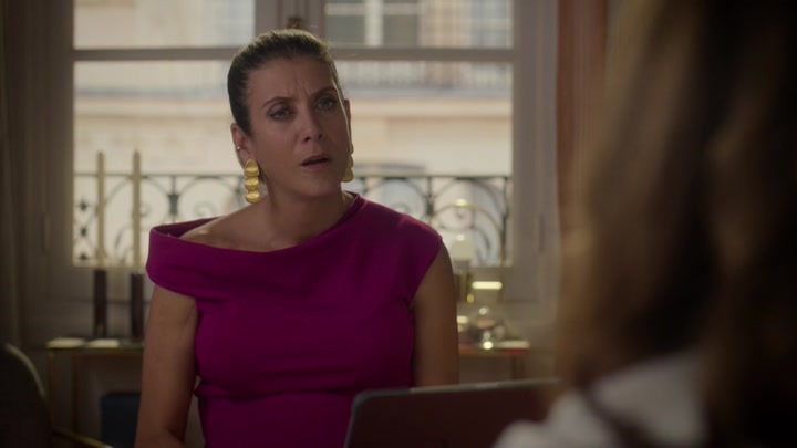 Emily_in_Paris_S02E09_WEBRip_x264-ION10_1573.jpg