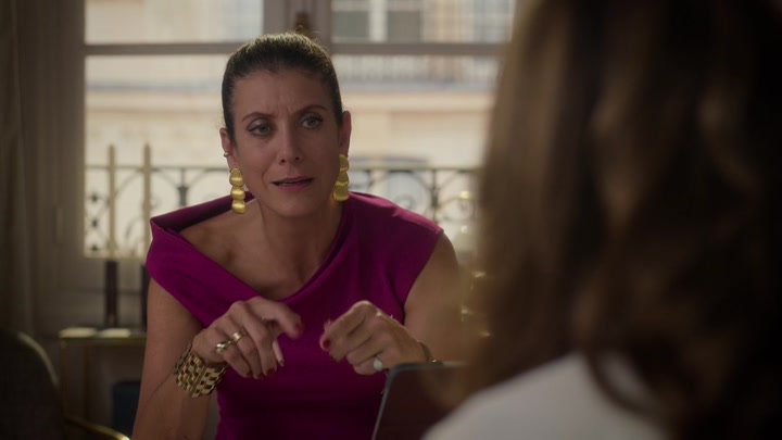 Emily_in_Paris_S02E09_WEBRip_x264-ION10_1592.jpg