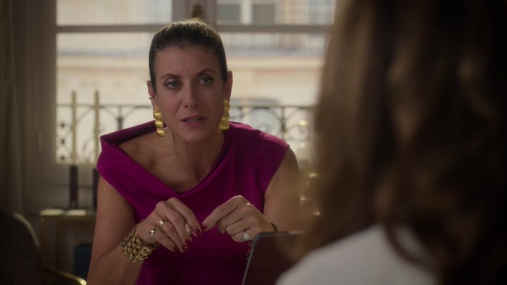 Emily_in_Paris_S02E09_WEBRip_x264-ION10_1594.jpg