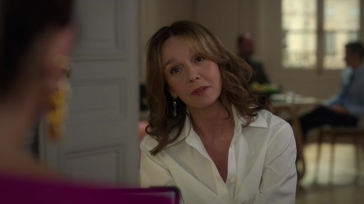 Emily_in_Paris_S02E09_WEBRip_x264-ION10_1606.jpg