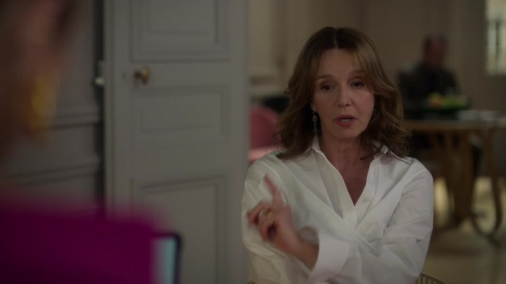Emily_in_Paris_S02E09_WEBRip_x264-ION10_1636.jpg