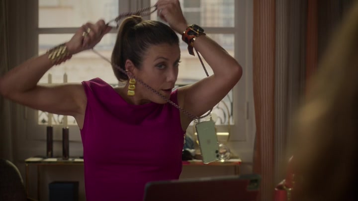 Emily_in_Paris_S02E09_WEBRip_x264-ION10_1647.jpg