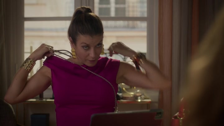Emily_in_Paris_S02E09_WEBRip_x264-ION10_1648.jpg