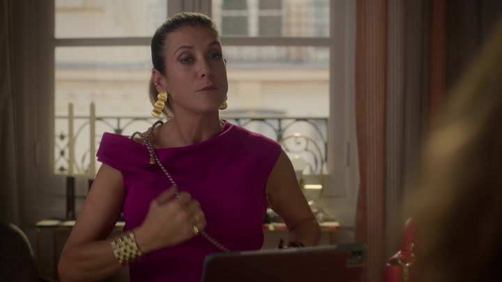 Emily_in_Paris_S02E09_WEBRip_x264-ION10_1649.jpg