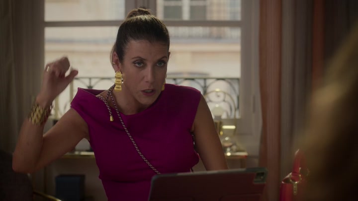 Emily_in_Paris_S02E09_WEBRip_x264-ION10_1658.jpg