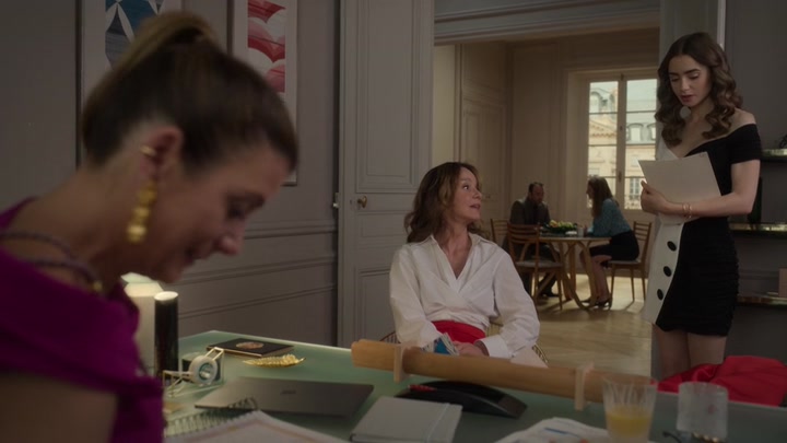 Emily_in_Paris_S02E09_WEBRip_x264-ION10_1703.jpg