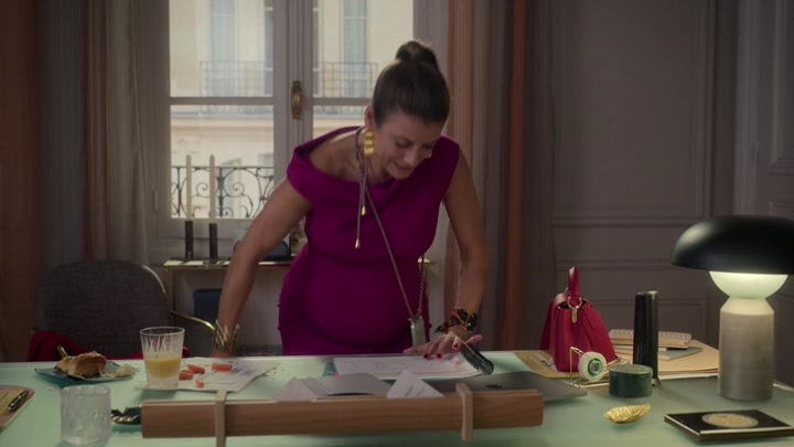 Emily_in_Paris_S02E09_WEBRip_x264-ION10_1721.jpg