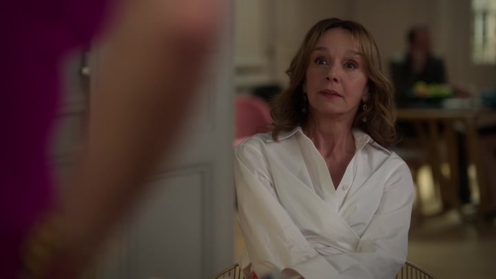 Emily_in_Paris_S02E09_WEBRip_x264-ION10_1724.jpg