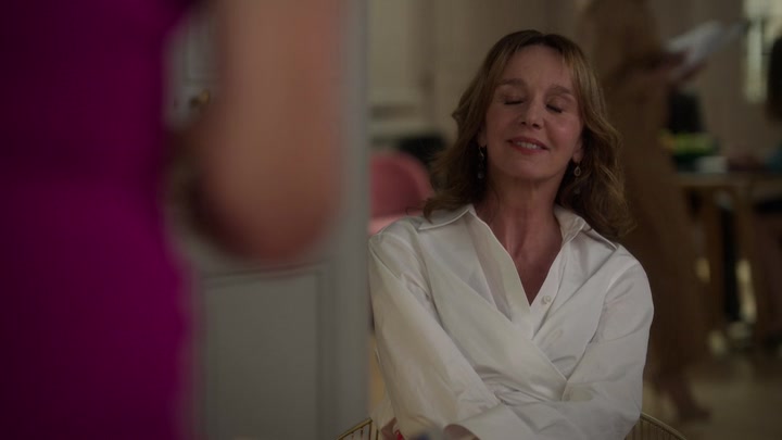 Emily_in_Paris_S02E09_WEBRip_x264-ION10_1739.jpg