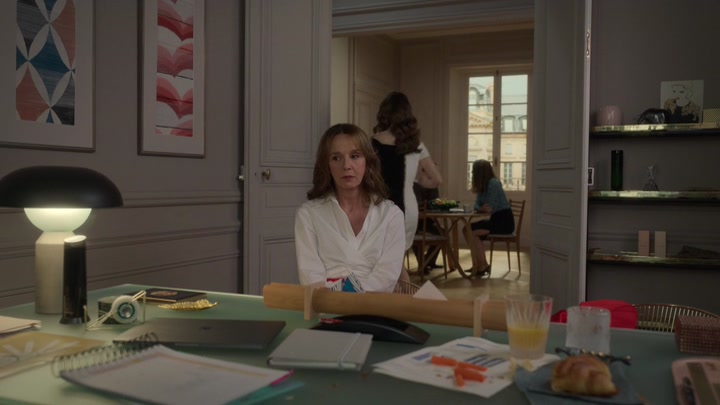 Emily_in_Paris_S02E09_WEBRip_x264-ION10_1763.jpg