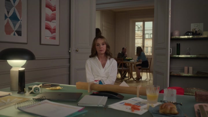 Emily_in_Paris_S02E09_WEBRip_x264-ION10_1764.jpg