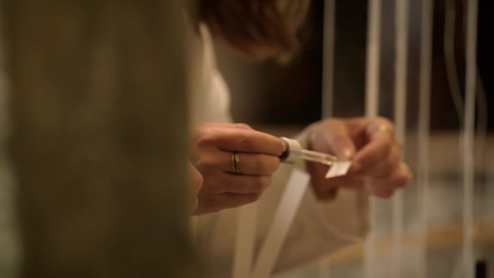 Emily_in_Paris_S02E09_WEBRip_x264-ION10_1775.jpg