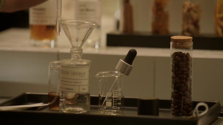 Emily_in_Paris_S02E09_WEBRip_x264-ION10_1776.jpg