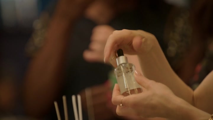 Emily_in_Paris_S02E09_WEBRip_x264-ION10_1780.jpg