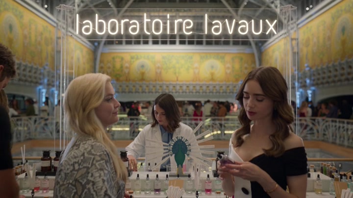 Emily_in_Paris_S02E09_WEBRip_x264-ION10_1789.jpg