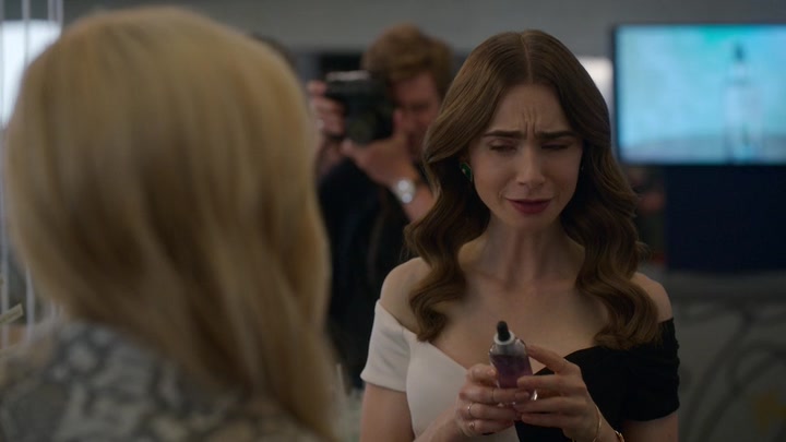 Emily_in_Paris_S02E09_WEBRip_x264-ION10_1792.jpg