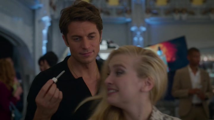 Emily_in_Paris_S02E09_WEBRip_x264-ION10_1801.jpg