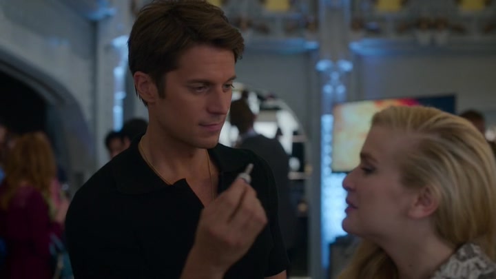Emily_in_Paris_S02E09_WEBRip_x264-ION10_1802.jpg