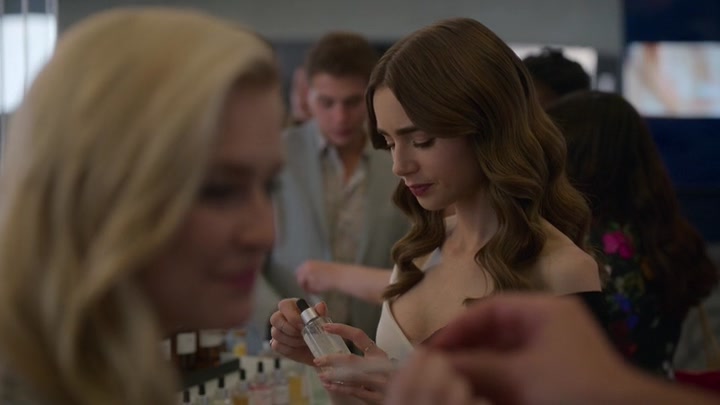 Emily_in_Paris_S02E09_WEBRip_x264-ION10_1803.jpg