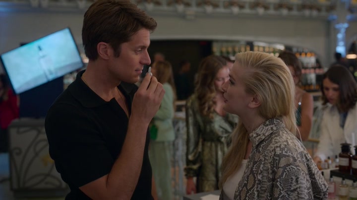 Emily_in_Paris_S02E09_WEBRip_x264-ION10_1809.jpg