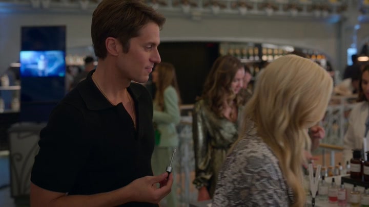 Emily_in_Paris_S02E09_WEBRip_x264-ION10_1815.jpg