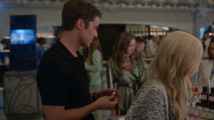 Emily_in_Paris_S02E09_WEBRip_x264-ION10_1816.jpg