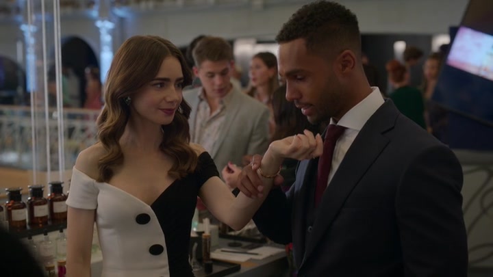 Emily_in_Paris_S02E09_WEBRip_x264-ION10_1846.jpg