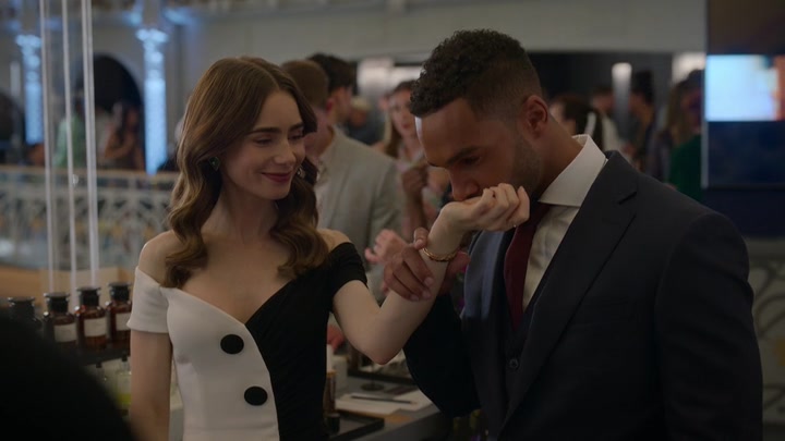 Emily_in_Paris_S02E09_WEBRip_x264-ION10_1850.jpg
