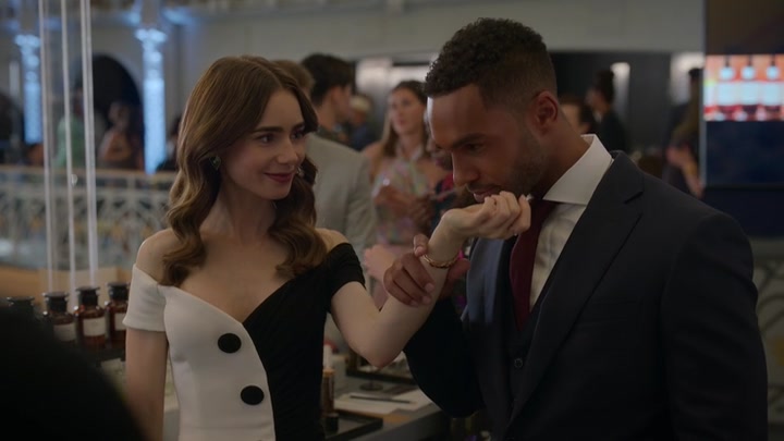 Emily_in_Paris_S02E09_WEBRip_x264-ION10_1851.jpg