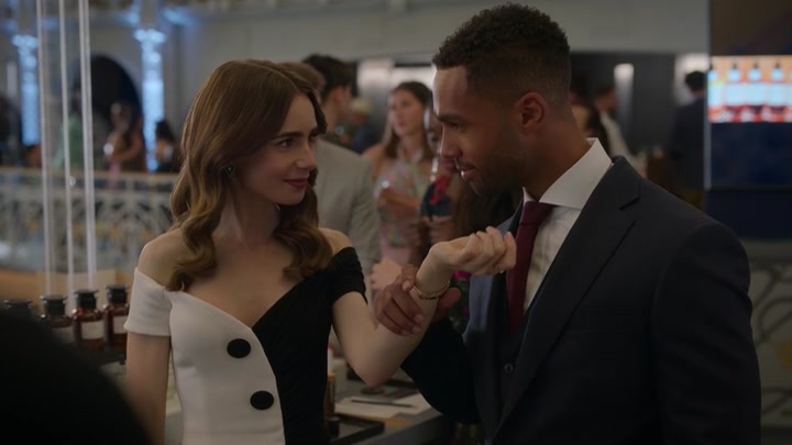 Emily_in_Paris_S02E09_WEBRip_x264-ION10_1852.jpg