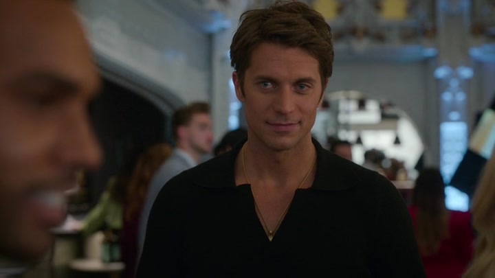 Emily_in_Paris_S02E09_WEBRip_x264-ION10_1856.jpg