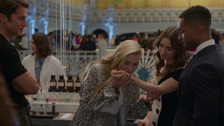 Emily_in_Paris_S02E09_WEBRip_x264-ION10_1863.jpg