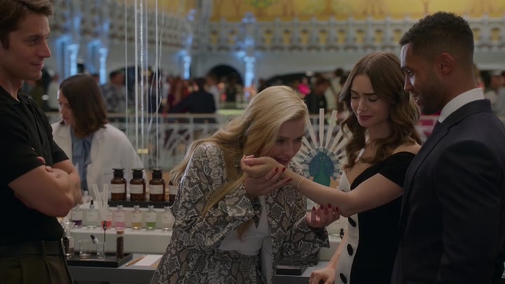Emily_in_Paris_S02E09_WEBRip_x264-ION10_1867.jpg