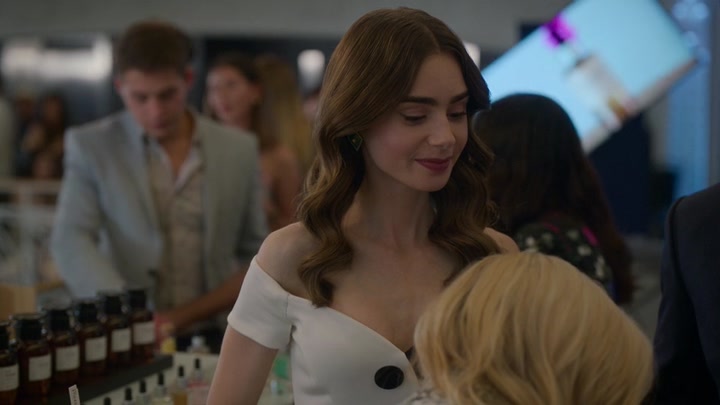 Emily_in_Paris_S02E09_WEBRip_x264-ION10_1868.jpg